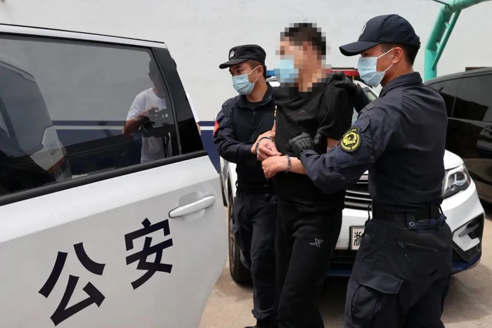 △舟山警方在丽水抓获犯罪嫌疑人蒋某某 图片来源：浙江公安