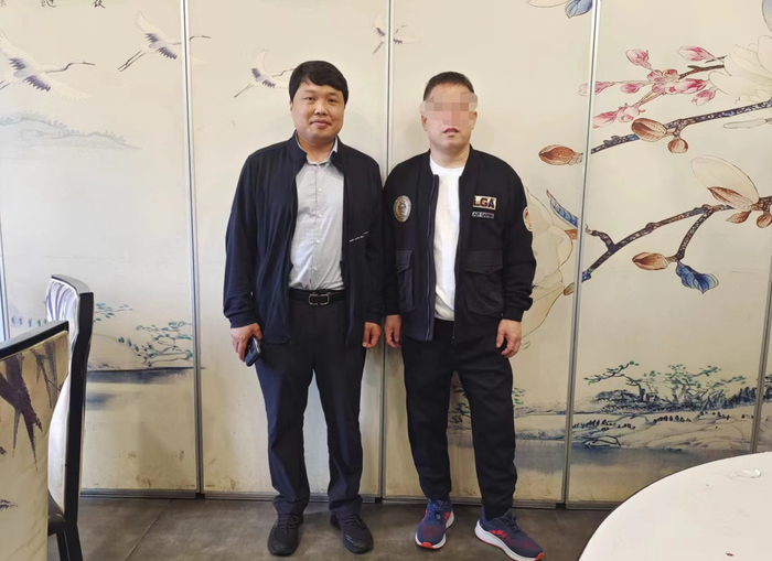 　↑出狱后的于海义（右）与其辩护律师合影