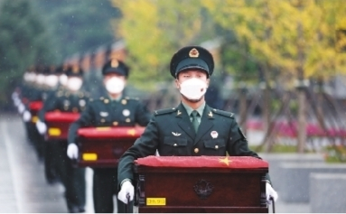         志愿军烈士的遗骸抵达沈阳抗美援朝烈士陵园。新华社发