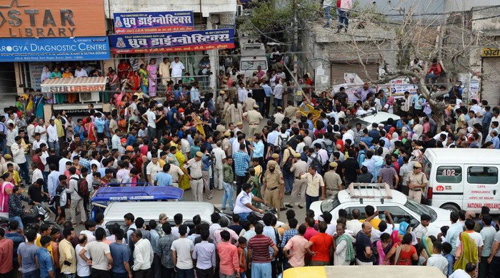  ·&nbsp;拉利特一家死后，围观人群和警方车辆把街道堵得水泄不通。