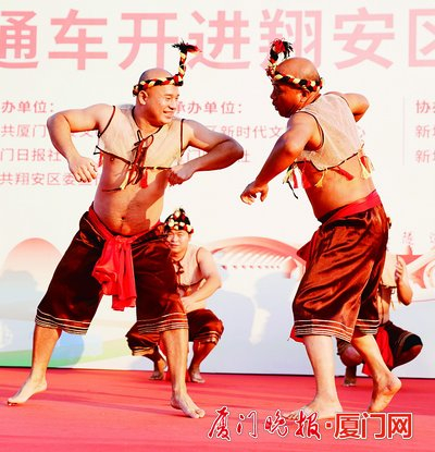 拍胸舞表达丰收的喜悦。陈嘉新 摄