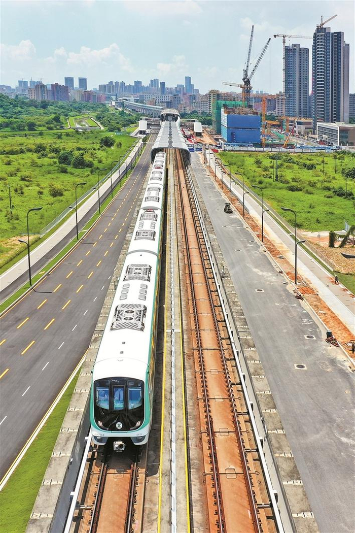 ▲市民乘坐深圳地铁6号线从光明区出发，最快30分钟可直达中心城区。 深圳晚报记者 陆颖 摄