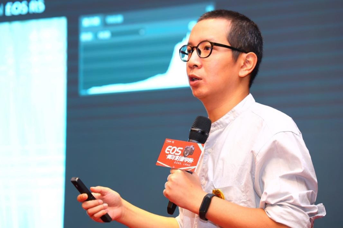 　　图2 佳能大篷车讲师张晶授课