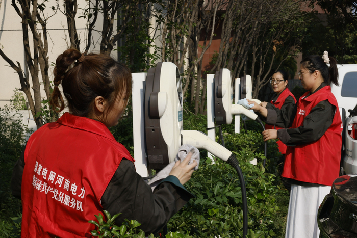 9月14日，国网平顶山供电公司工作人员在当地一小区对充电桩进行维护