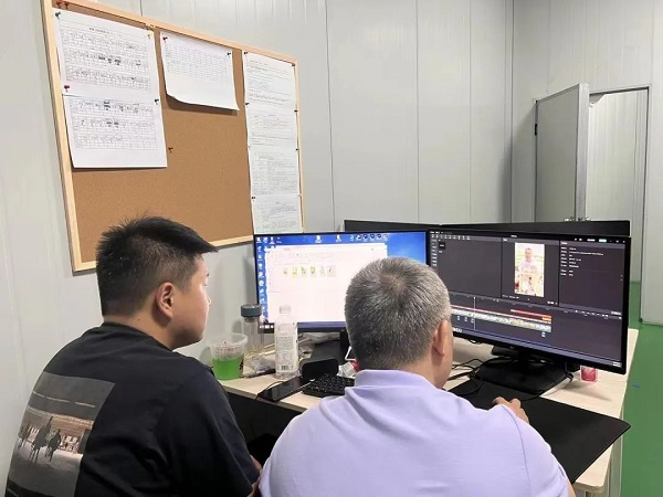 　　杨木旺正在和团队成员对接工作中