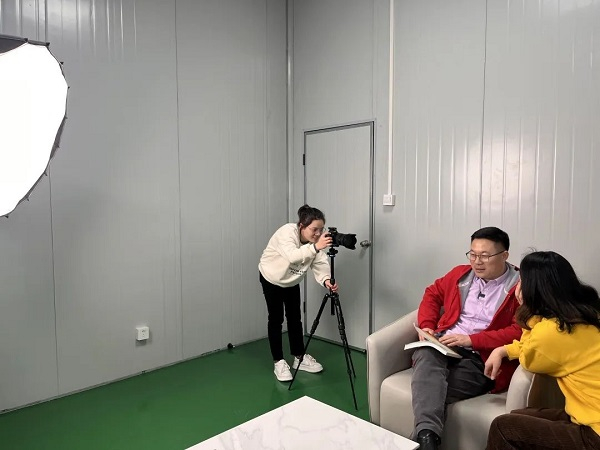 　　正在进行拍摄工作的杨木旺