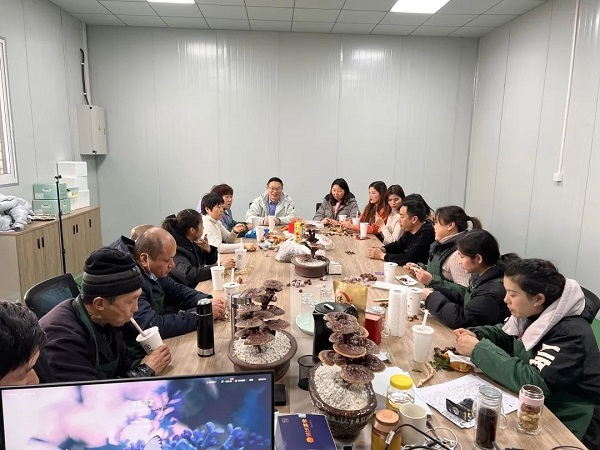 　　工作中的杨木旺