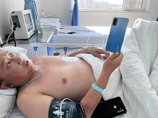 2022年9月10日，牡丹江林业中心医院，38岁的胡永旭躺在病床上仍不能自由翻身。新京报记者 杨柳 摄