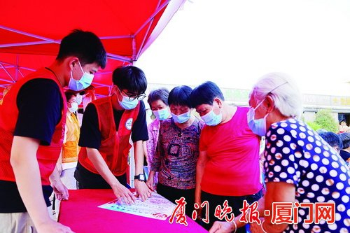 文明“大礼包”送到群众家门口。陈嘉新 摄