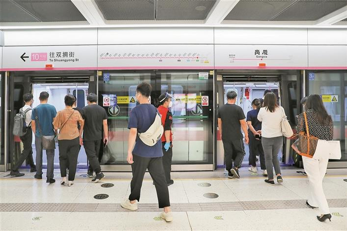 ▲9月15日，市民乘坐深圳地铁10号线出行。 深圳晚报记者 张焱焱 摄