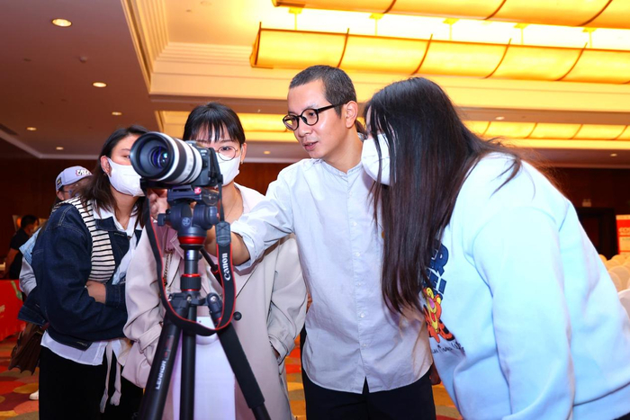 　　图12 佳能大篷车讲师张晶在体验区教拍