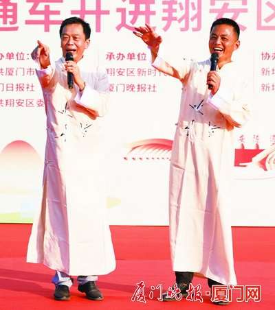 答嘴鼓表演《国家强 百姓富》。陈嘉新 摄