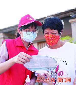 志愿者向市民宣传文明知识。陈嘉新 摄