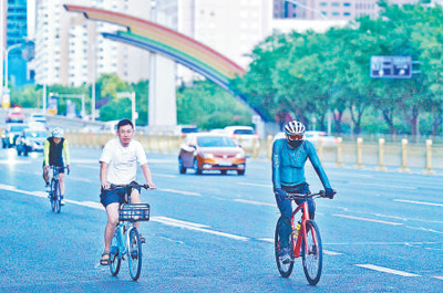 9月18日，北京建国门内大街，骑行爱好者与骑车市民并驾齐驱。本报记者 王 亮摄