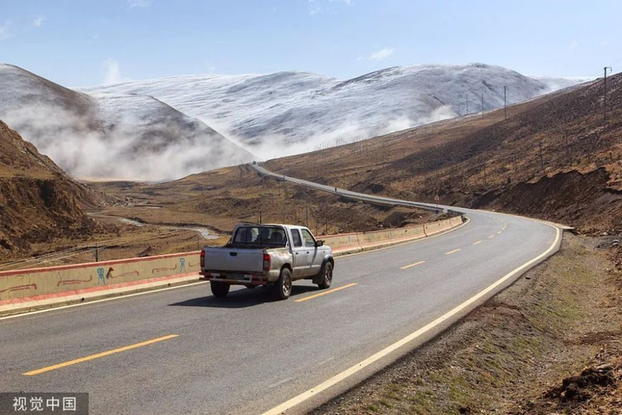 皮卡车在路上。 图/视觉中国