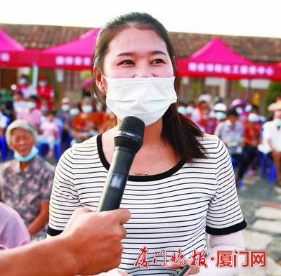 当地群众踊跃参加文明知识抢答。陈嘉新 摄