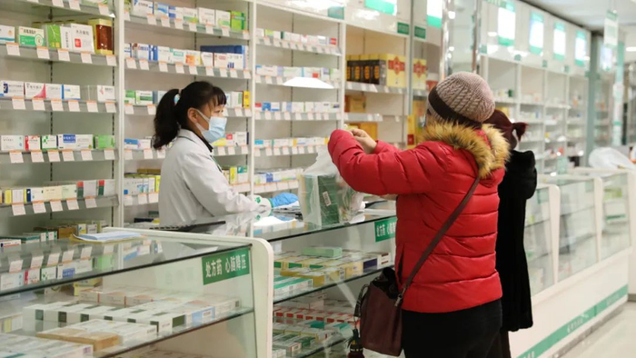 市民在药店购买药品。王鹤摄（新华社）