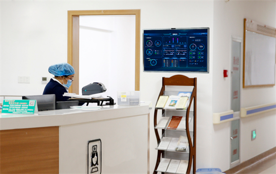 　　图为养老院长者健康数据显示屏