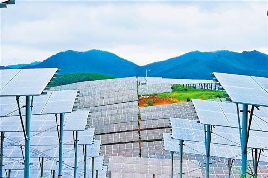 江门市发展硅能源产业优势得天独厚，市场广阔。图为位于鹤山市双合镇的光伏农业项目。 唐达 摄