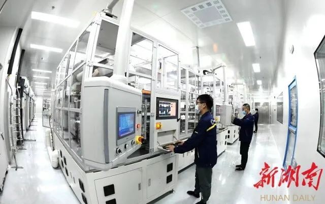 昆宇新能源清洁车间里，工人正在抓紧生产。罗勇 摄