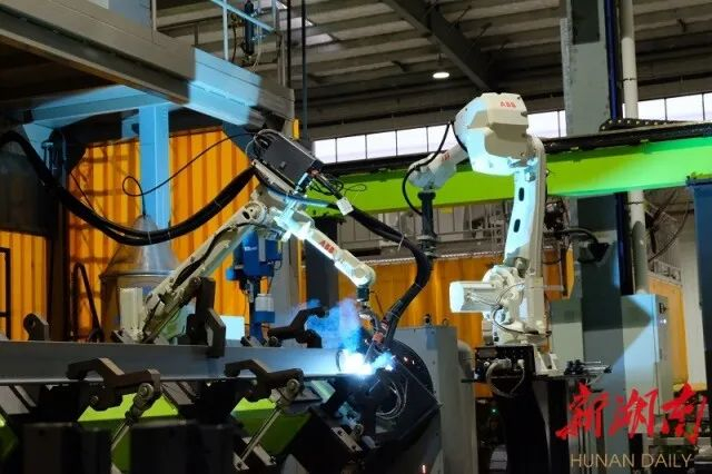 在常德高新区中联建起生产车间，机器人正在焊接操作。卜云 摄