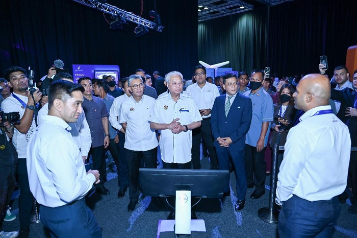 　　图片说明：马来西亚总理拿督伊斯迈尔阁下参观并了解GENTARI相关业务