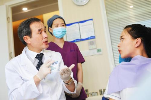 　　泰康拜博正畸学科带头人沈刚教授看诊中