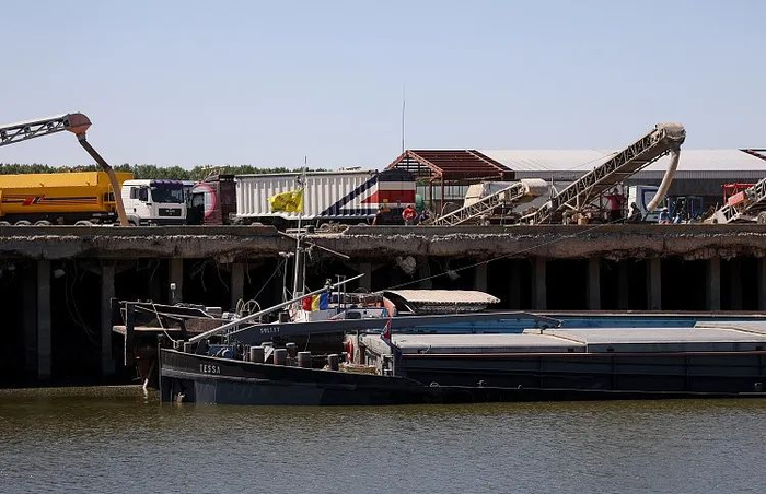 2022年7月21日，乌克兰敖德萨雷尼河港口，驳船正在装载粮食。