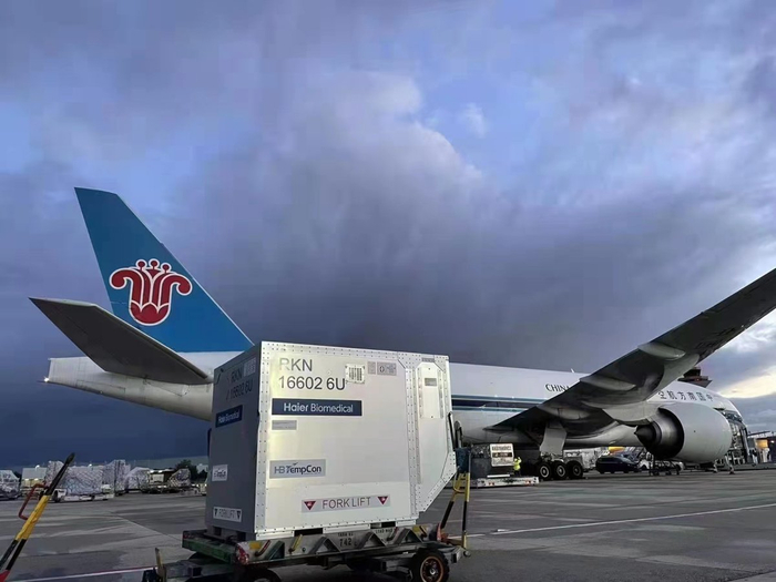 　　海尔生物医疗主动式航空温控集装箱飞抵德国法兰克福机场