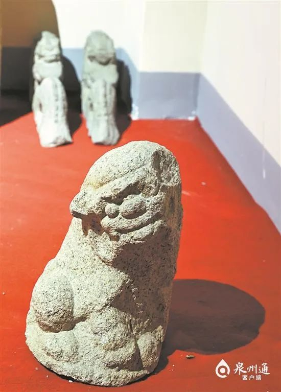 神情活泼的石狮