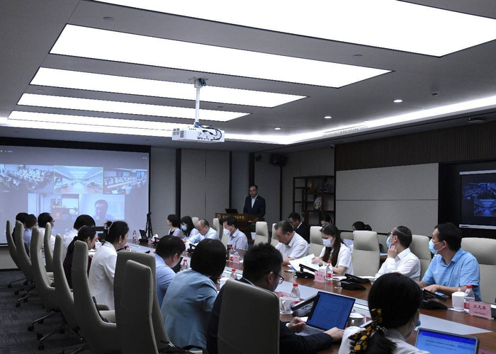 　　同济大学衷和楼会议现场，同济大学政治与国际关系学院院长门洪华主持会议。