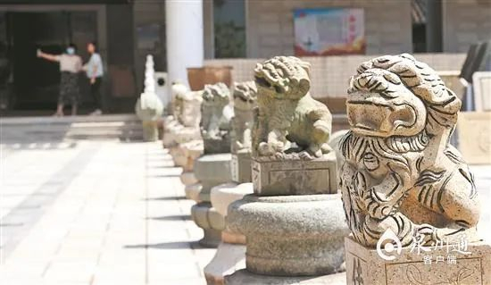 泉州市南建筑博物馆露天广场摆放着形态各异的石狮