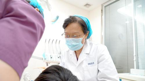 　　泰康拜博儿牙专家时清教授看诊中