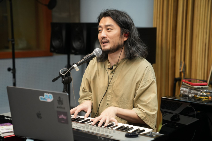 乐队排练期间，康磊负责键盘与和声。