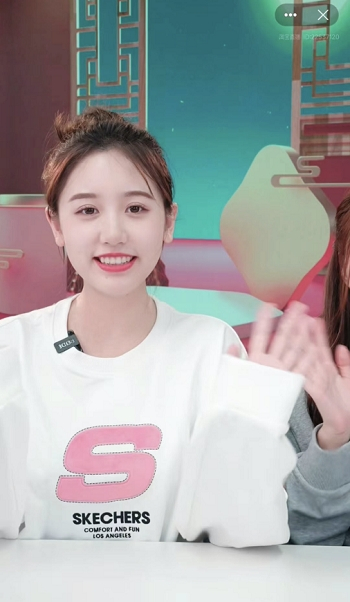 　　直播中的“一栗小莎子”。图源：淘宝