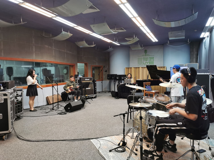 乐队在录音棚排练。