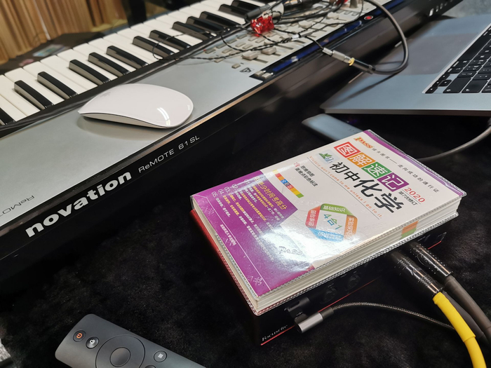 录音棚里的桌子上摆放着一本初中化学练习册。