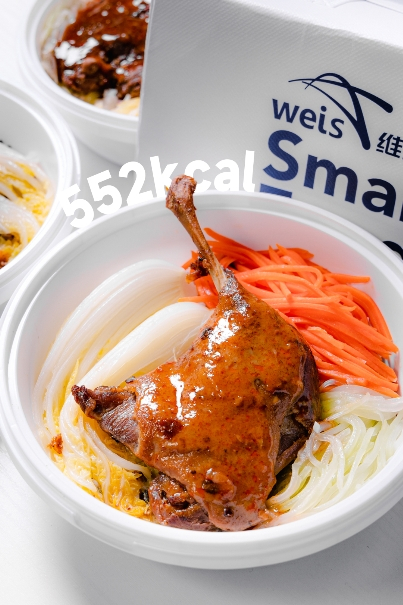 　　图为维小饭与周黑鸭联名的低卡版“秘制鸭腿饭”