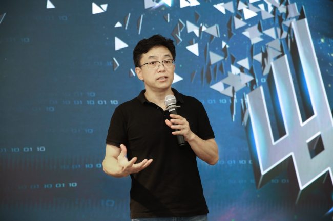 　　摩尔线程创始人兼CEO张建中发表主旨演讲