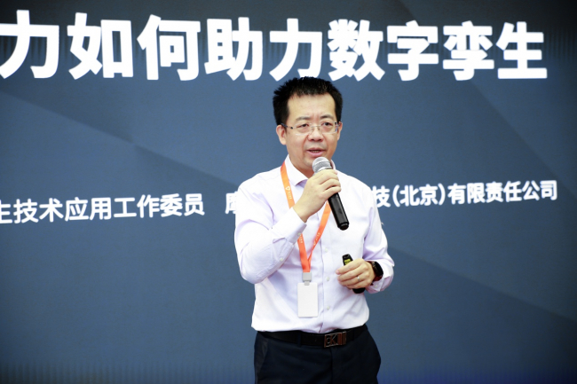 　　摩尔学院副院长罗文勇