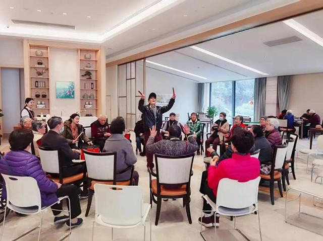 泰康之家 · 大清谷的鼓圈特色课程。来源：泰康之家大清谷微信公众号