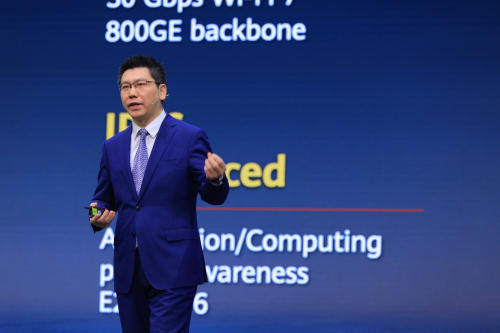 　　华为数据通信产品线副总裁赵志鹏发表“智能云网，释放行业数字生产力”主题演讲
