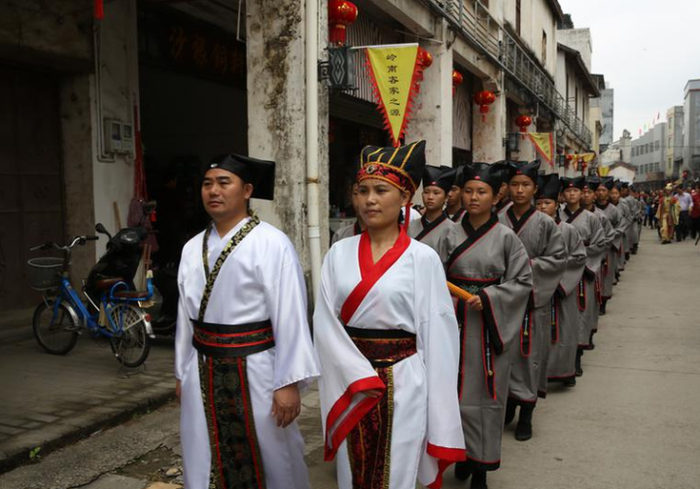 龙川县佗城镇举行古邑文化墟巡游活动 肖斌 摄