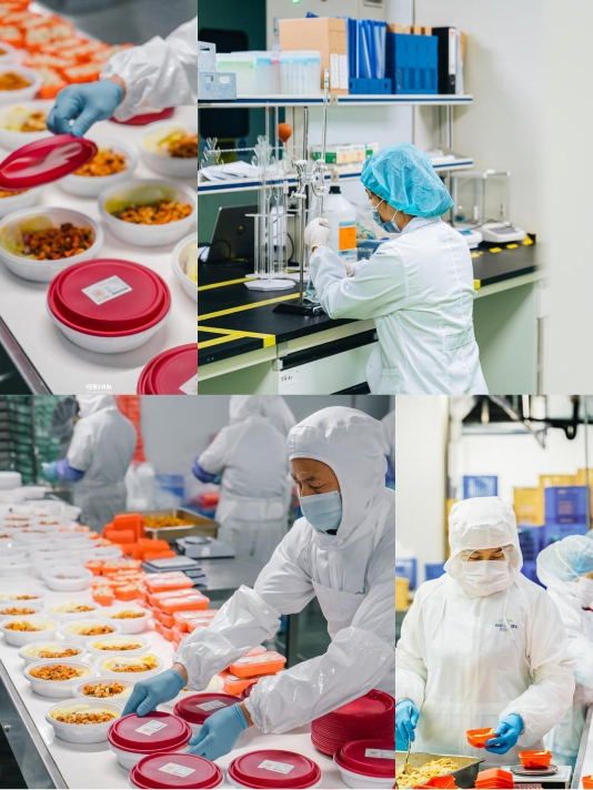 　　图为维小饭中央厨房工作人员在高洁净和高防护的工作环境下工作