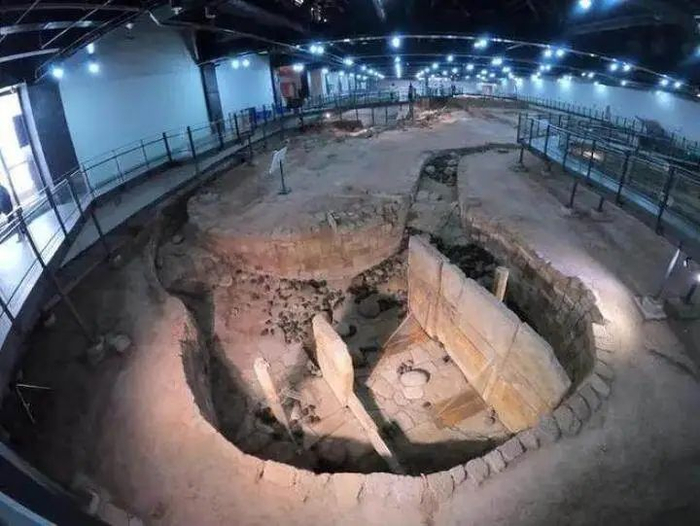 南越王宫署遗址内的月弯形水池与水闸遗址（资料图片）