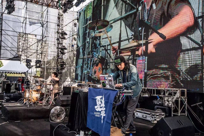 康磊参加乐队演出。（采访对象供图）