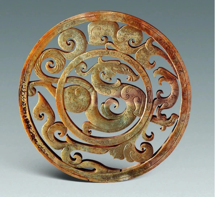 广州南越王墓出土的透雕龙凤纹重环玉佩（资料图片）