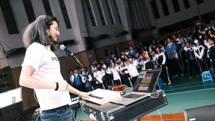 触耳先生走进校园。（采访对象供图）