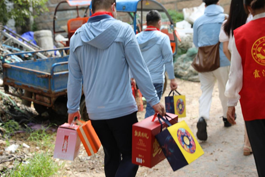 　　前往家访并赠送中秋礼品