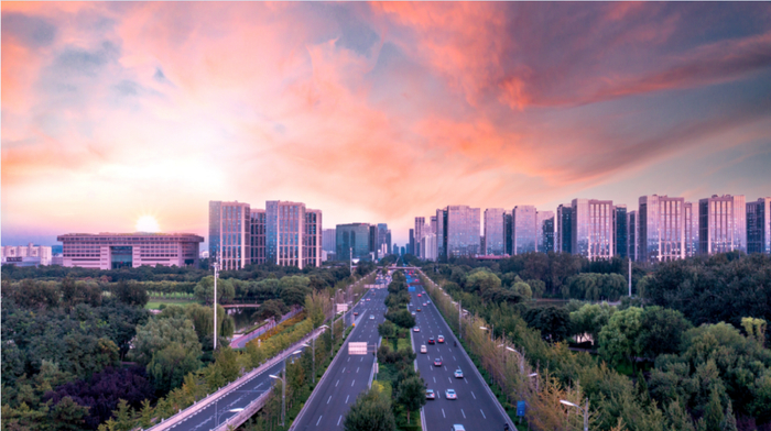  朝阳初升，荣华路已经车水马龙。（北京经开区工委宣传文化部供图）